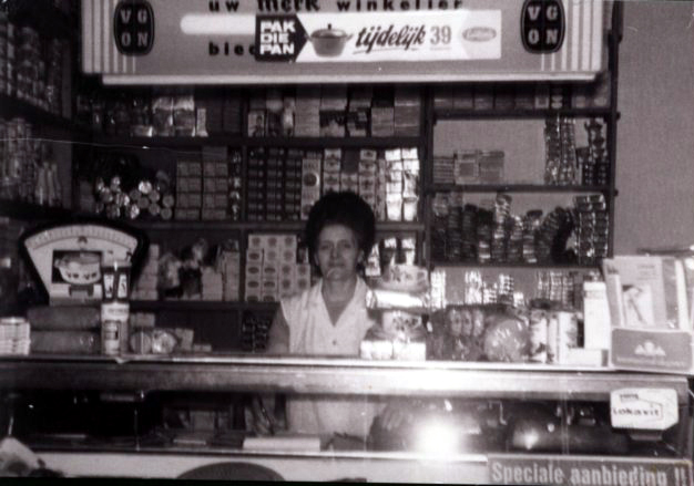 Marieke van Overveld-Kats in hun noodwinkeltje aan het Martje in 1967.