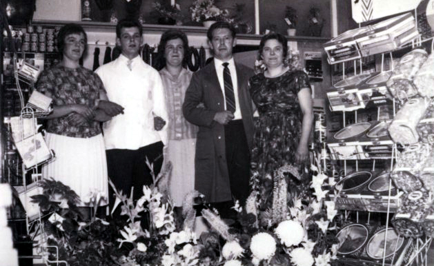 Opening van de Vivo-winkel in de Kerkstraat in 1962. Nellie van Schilt - Wim van Schilt - Dien van Schilt - eigenaar Kees Bernaards en zijn vrouw Cor Bernaards / van Schilt.