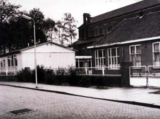 De jongensschool in 1967 Lepelstraat met de houten barakken voor de vijfde en zesde klas gelegen aan de Heldenstraat. De school is afgebroken in 1971.