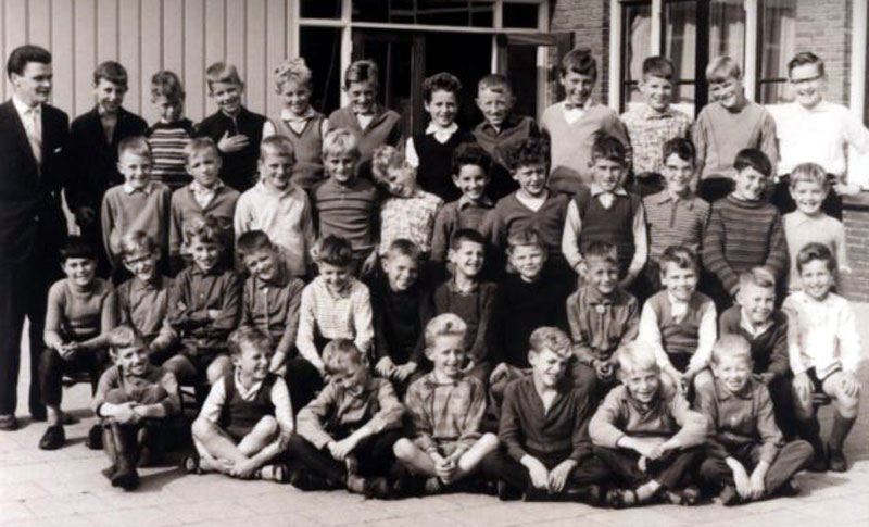 Klassefoto schooljaar 1962-1963.Het zijn 9 vijfdeklassers en 34 vierdeklassers.