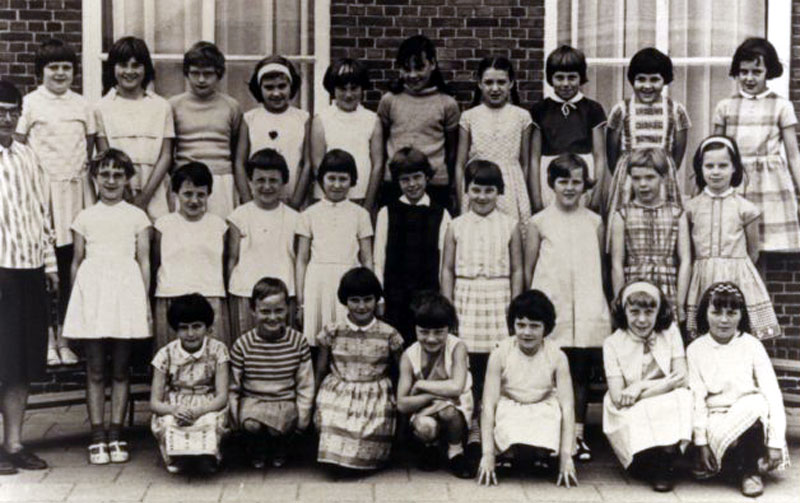 Klas 3 en 4 van de meisjesschool,schooljaar 1967 - 1968.