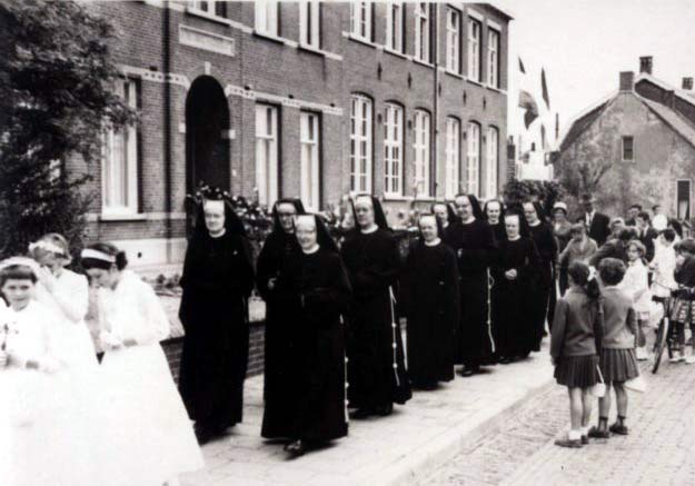 De Zusters van het Withof te Etten lopen hier naar de kerk ter gelegenheid van het 50-jarig bestaan van het klooster te Lepelstraat op 13 mei 1962.