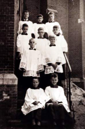 De misdienaars bij de deur van de sacristie in 1959.