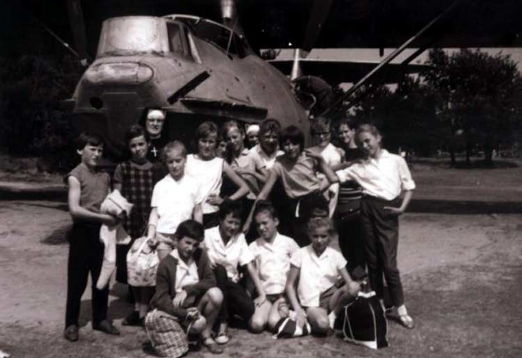 Het bivak van de meisjes naar het Mastbos te Breda in 1966. Van hieruit was men een dagje vertrokken naar Bosbad Hoeven.