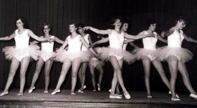 Balletuitvoering rond 1964.Zr.Camilla was verantwoordelijk voor de pakjes. Van links naar recht : Els Verschuren - Nel van Loon - Wilma Clarijs - Mia Deelen - Adriënne van Tillo - Ria Schoutens - Engelien Bouwens - Leen Luyks.