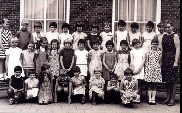 Klas 2 van de meisjesschool, schooljaar 1966 - 1967.Les van juffrouw Luykx.