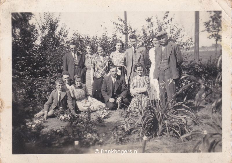 Harrie Bogers (de Bakker) - Pietje Bogers, Marie Bogers - Lies van den Eijnden- Adrie van den Eijnden- Paula Daverveldt ?- Piet Bogers (van de wethouder Bogersstraat) Piet van Tilbeurgh- Gommert Bogers- Lies Wijnen- Emiel van den Eijnden- Cor Wijnen