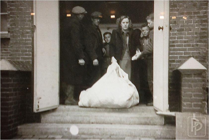watersnoodramp 1953 uitdelen hulpgoederen patronaat