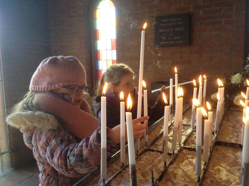 kaars aansteken bij Antonius