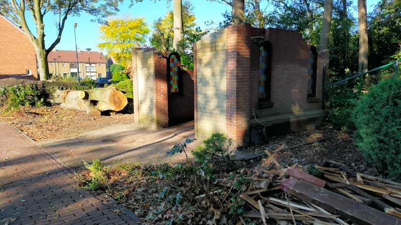 kapel totaal verwoest door boom en storm 