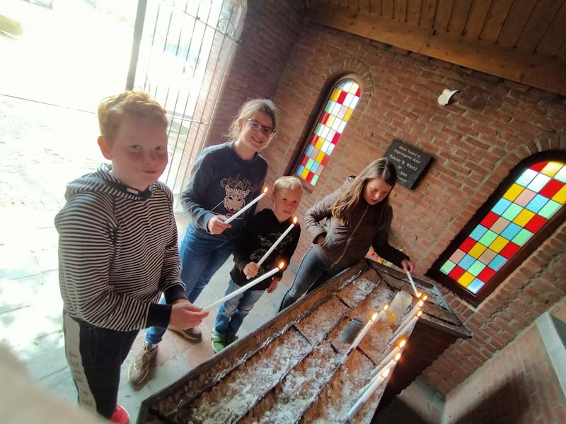 kinderen in de kapel