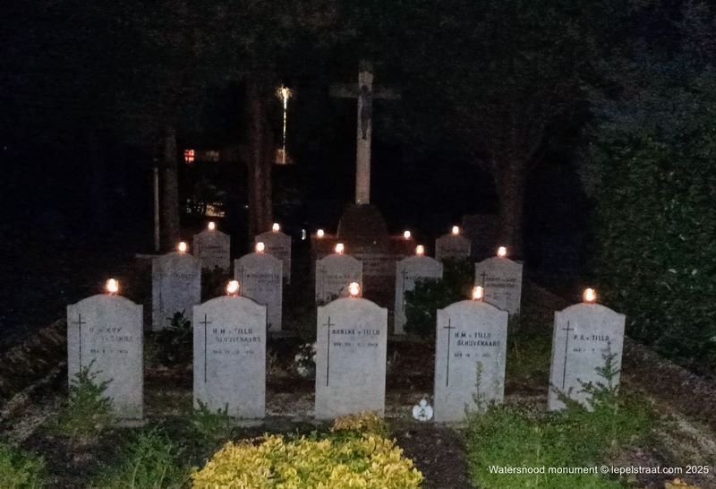 Lichtjes bij het Watersnoodmonument van Lepelstraat