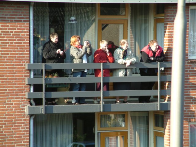 henk van tillo bekijt de carnaval