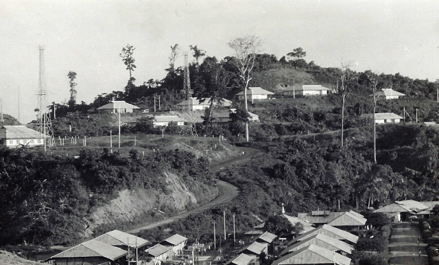 De berg in het dorp Sorong in Nieuw-Guinea waar de gezinnen van officieren woonden. 