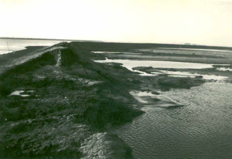 weg geslagen dijken als gevolg van de watersnood