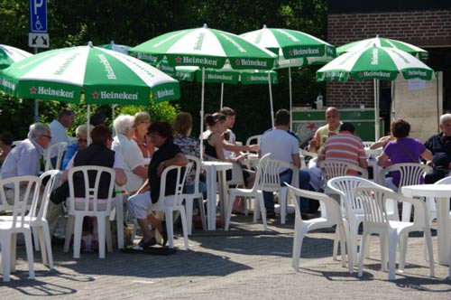 lepelstraat terras geopend bij het gemeenschapshuis