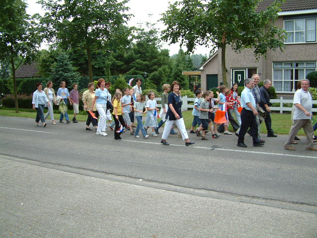 kinderen nemen deel aan de noveen in Lepelstraat