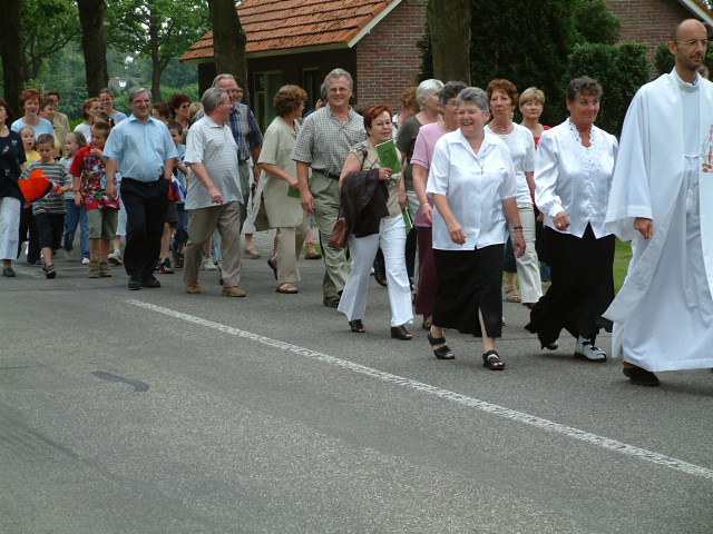 henny wouts naar de noveen in Lepelstraat