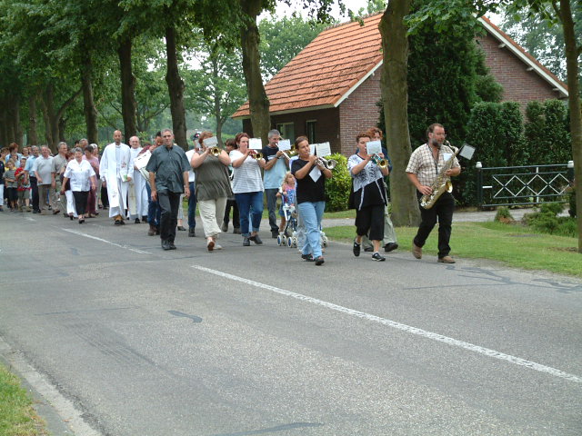 jaarlijkse noveen in Lepelstraat in optocht