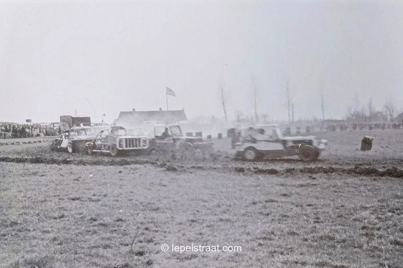 Stockcar race Lepelstraat jaren 70 aan de Waterkant met zelfgebouwde racewagens op modderig circuit