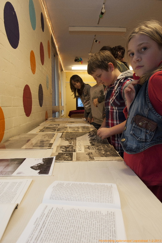 Leerlingen van de Wegwijzer bestuderen de oude kranten uit 1953