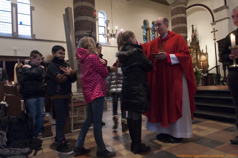 Kinderen ontvangen de Heilige Communie in de kerk