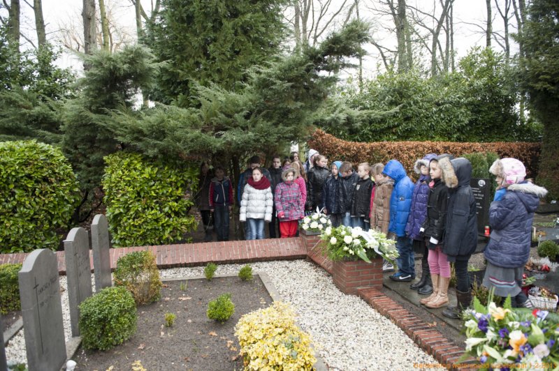 Kinderen van de basisschool uit Lepelstraatbij het monument 