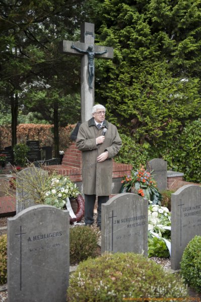 Maarten van Eeklen met een woordje bij het monument