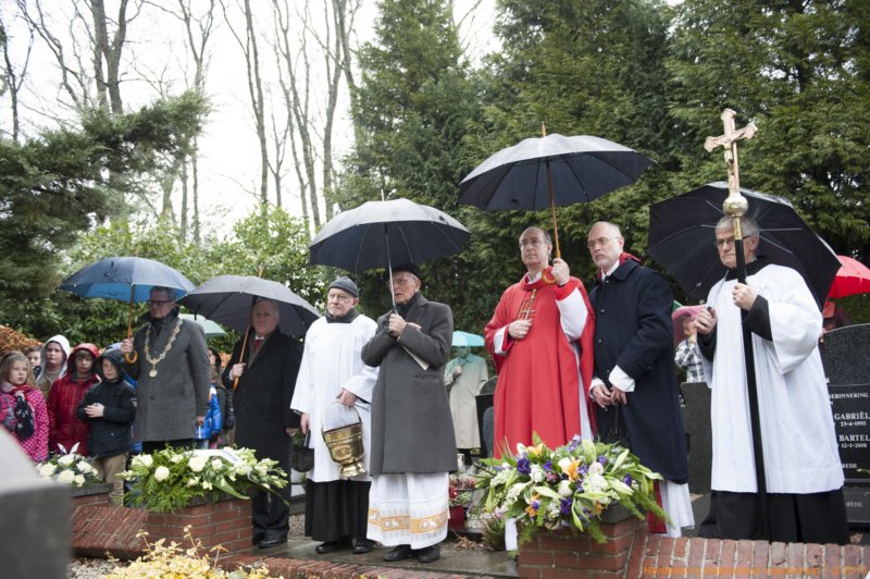Kranslegging bij het watersnood monument van Lepelstraat 2013 