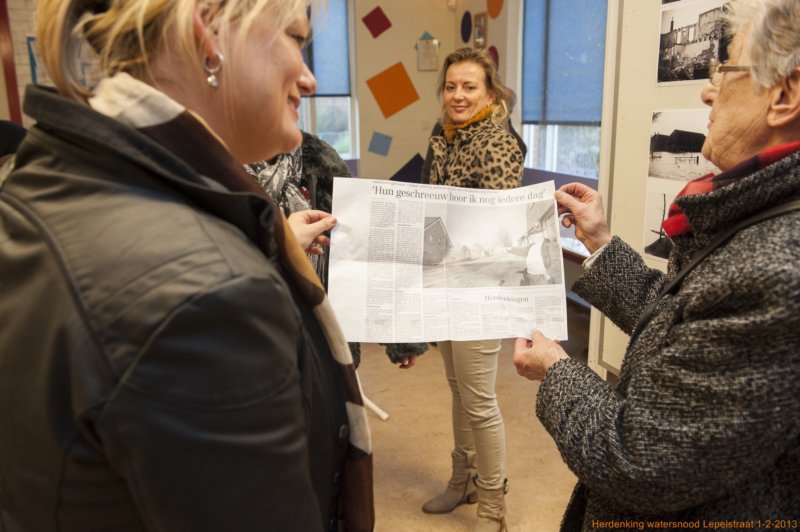 Fia Veraart bekijkt de kranten kop: "Hun geschreeuw hoor ik nog iedere dag"