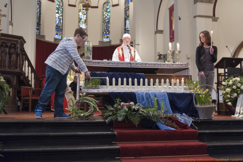 Kaarsen aansteken voor de slachtoffers van de ramp in 1953 